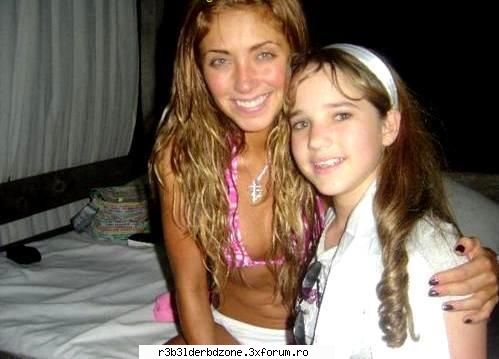 ~Anahi nemachiata~ - anahi cu o fana...oricum arata super bn ! - ~Anahi~